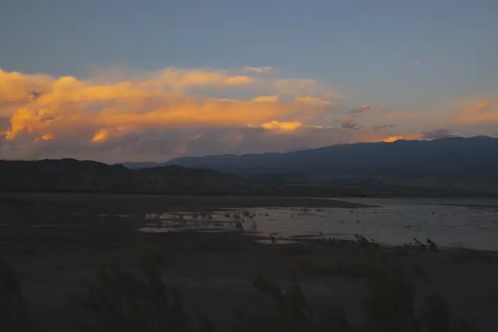 Atardecer con nubes naranjas sobre el embalse de Cuesta del Viento
