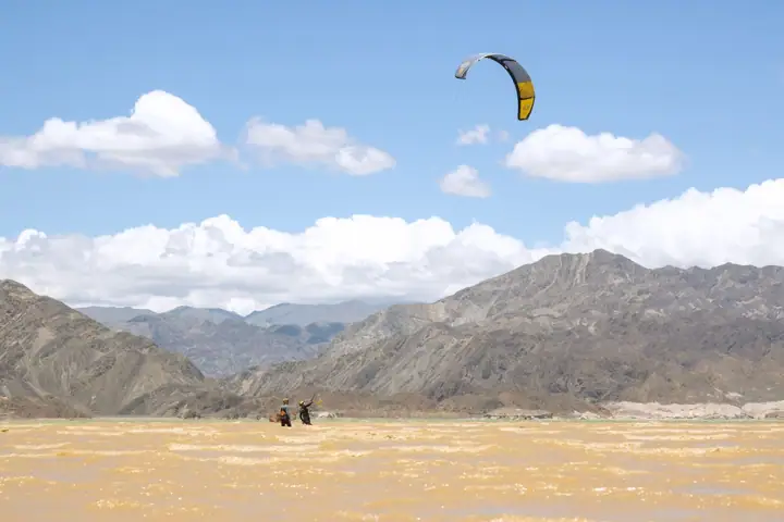 Panorámica del embalse con kites navegando en Rodeo