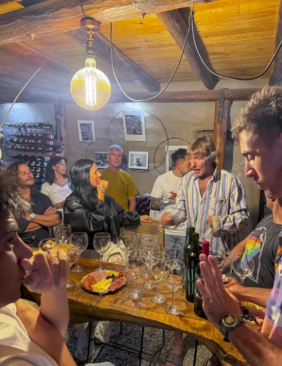 Cena grupal en un salón de adobe