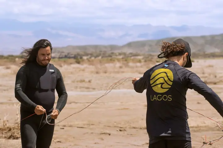 Instructor de Lagos explicando el manejo de las líneas