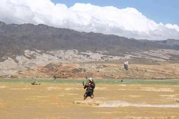 Navegación en el embalse de Cuesta del Viento con las montañas de fondo
