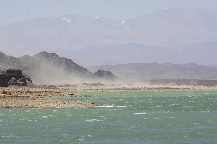 Viento sobre el embalse de Cuesta del Viento con las montañas al fondo