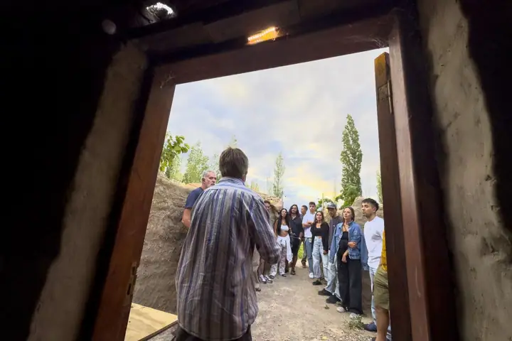Recorrido en fila por el ingreso de la bodega