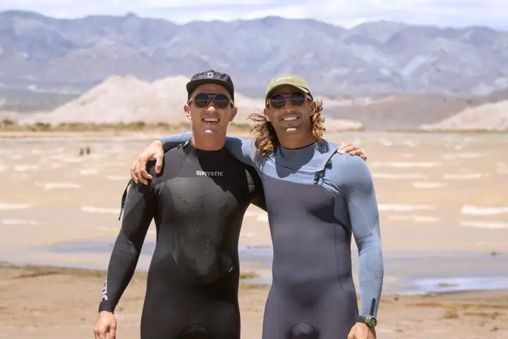 Dos kitesurfistas en traje de neoprene después de la sesión