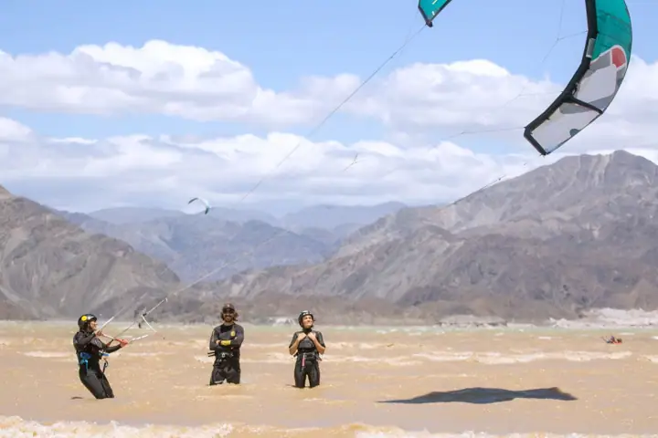 Clase en la orilla con instructor y alumnos