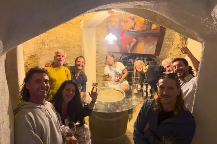 Degustación en la cava con el grupo del viaje