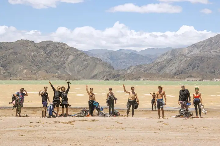 Grupo de Lagos celebrando en la orilla del embalse