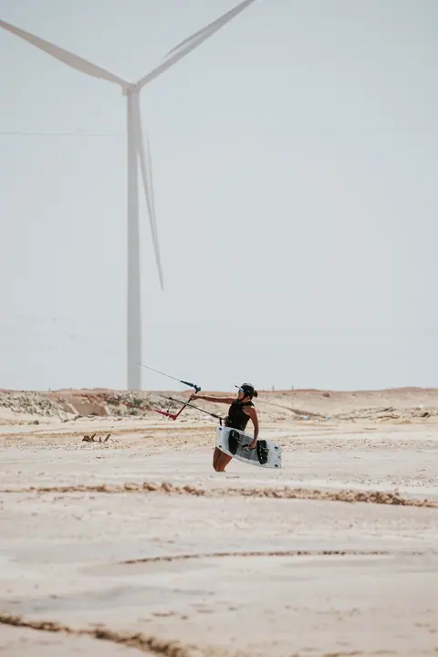 Navegación en agua plana con los molinos de viento de fondo