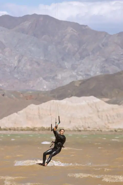 Kitesurfista tomando velocidad en el embalse