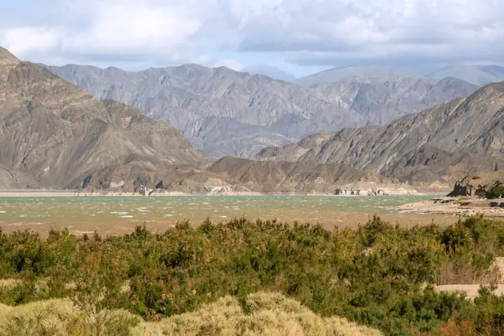 Paisaje del valle de Rodeo desde la costa del embalse