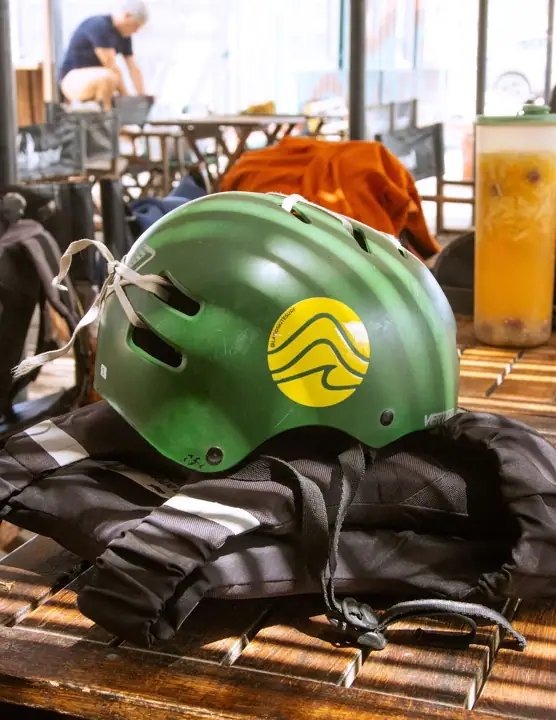 Casco con el logo de Lagos junto al equipo de kite