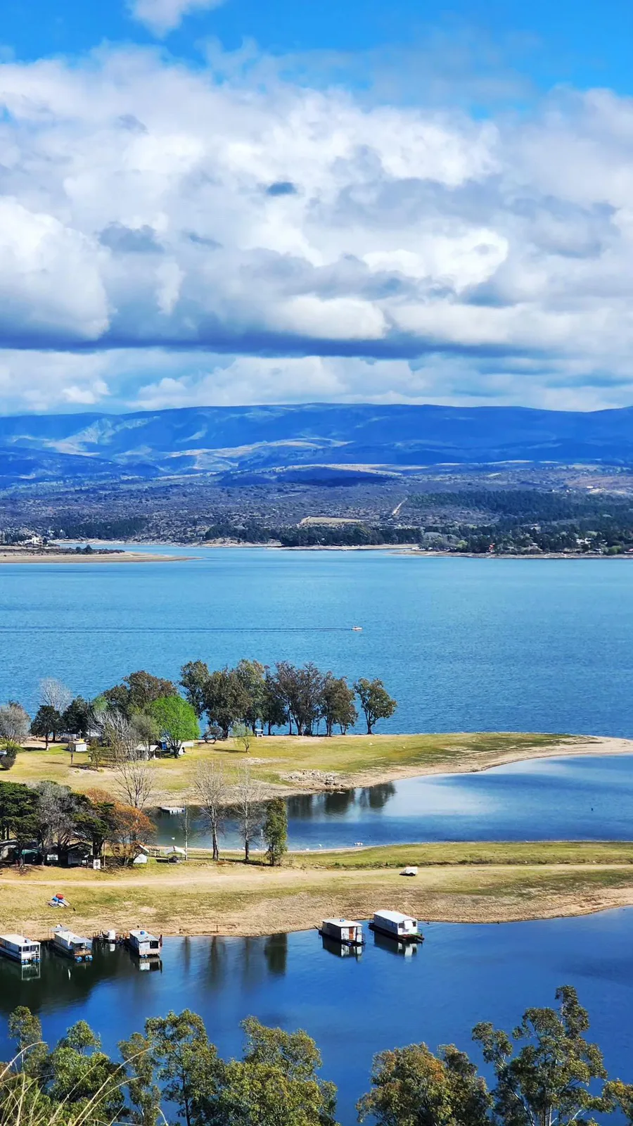 Panorámica del lago Los Molinos con las sierras de Córdoba de fondo