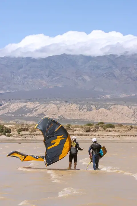 Retrato con el kite de fondo en el embalse