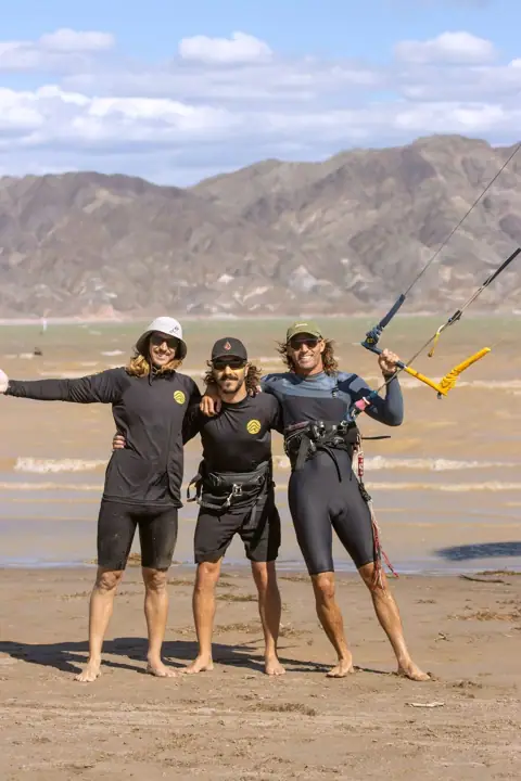 Tres integrantes de Lagos posando después de navegar