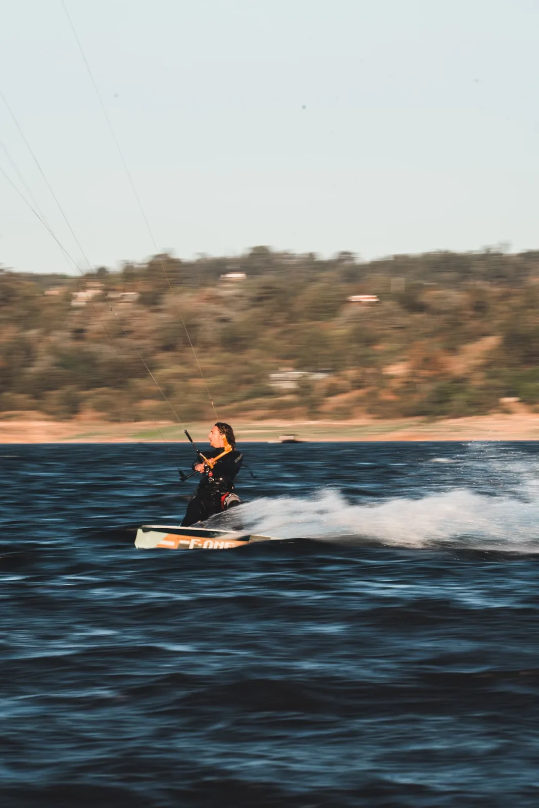 Rider navegando con kite en el lago Los Molinos, Potrero de Garay, Córdoba