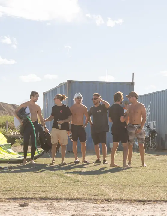 Grupo de kiters charlando junto a la base con los equipos armados