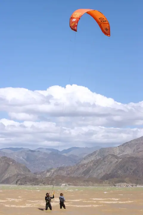 Dos alumnos practicando el control del kite