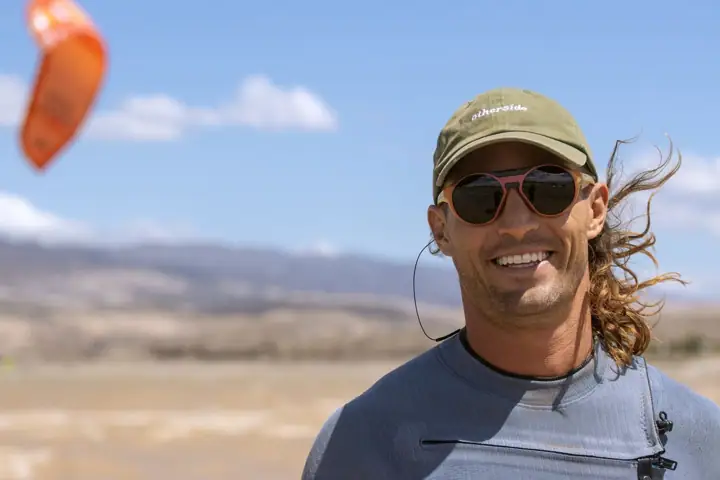 Retrato de un integrante de Lagos con su kite de fondo
