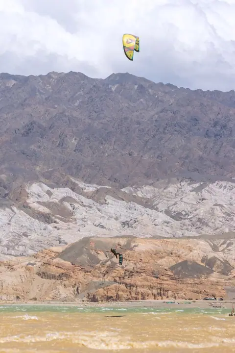 Kite amarillo sobre las badlands de Rodeo
