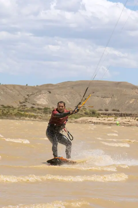 Kitesurfista de frente saliendo del agua