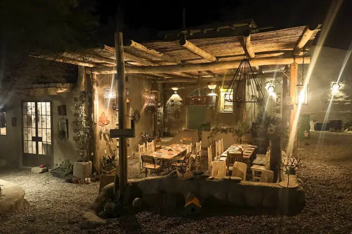 Patio iluminado al anochecer durante la experiencia