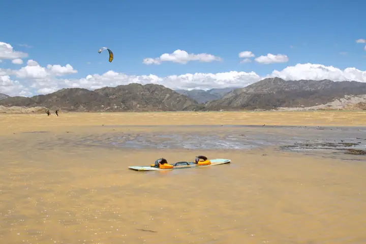 Kites sobre el embalse de Cuesta del Viento con las montañas de fondo