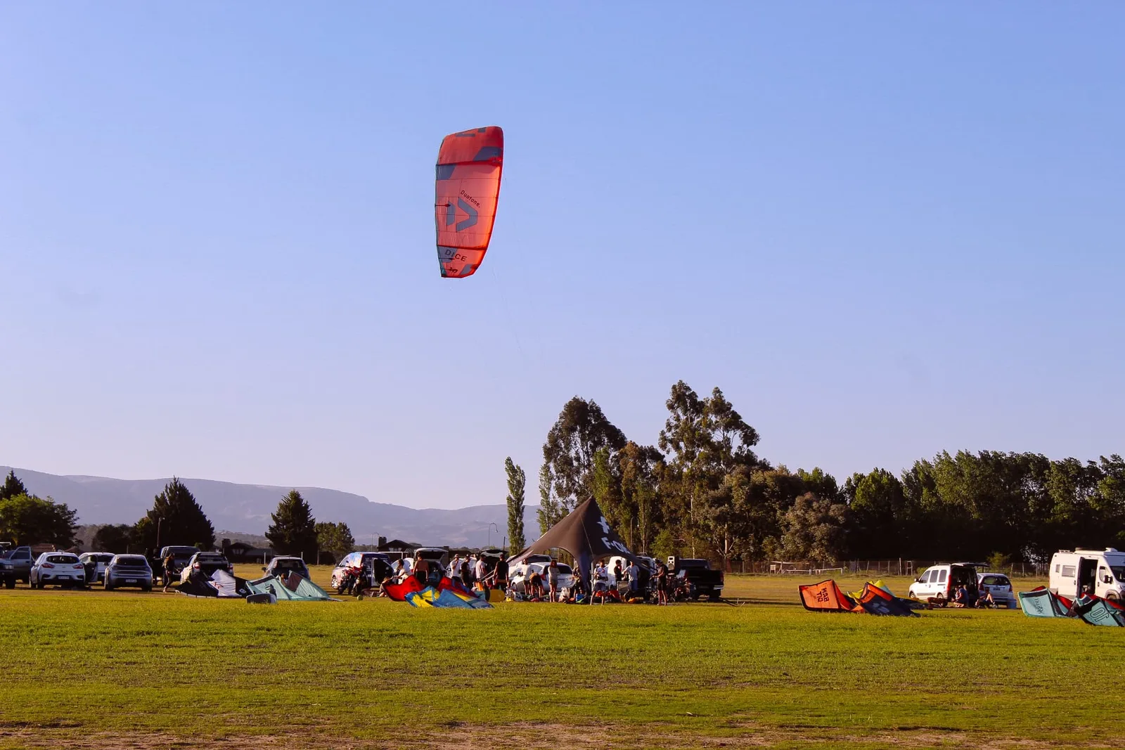 Kites armados en la explanada del point de Potrero de Garay