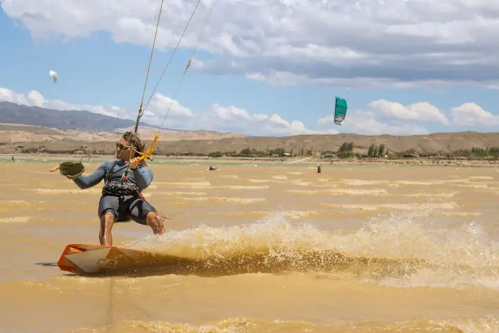 Kitesurfista deslizándose en aguas poco profundas