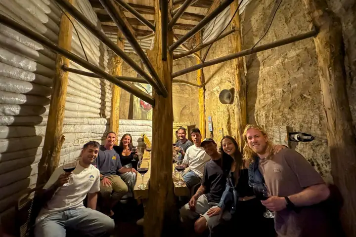 Grupo reunido en una bodega de piedra