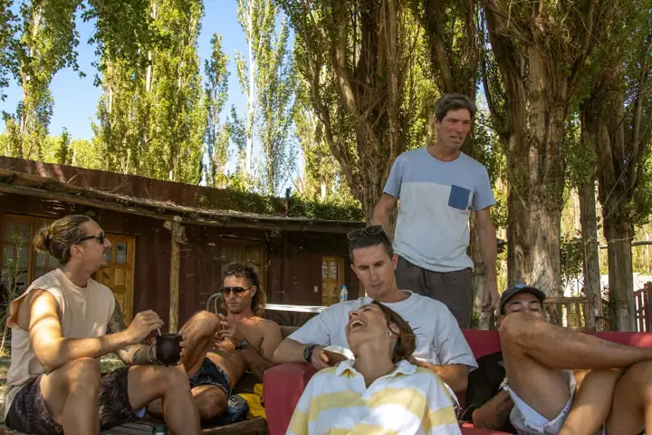 Grupo descansando a la sombra entre sesiones