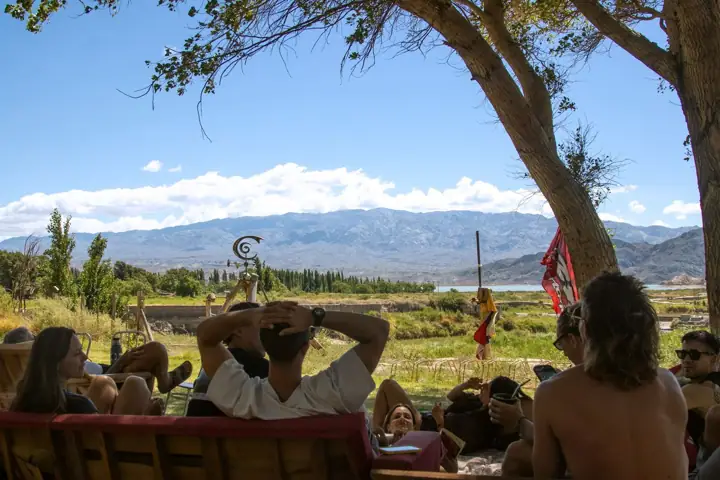 Sobremesa al aire libre con vista al valle