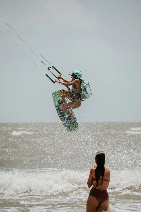 Salto de kite sobre el mar con spray de agua