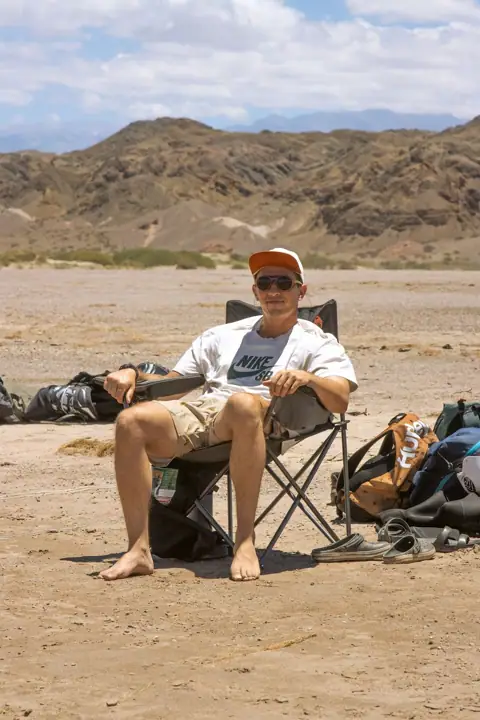 Descanso en la playa entre sesiones de navegación
