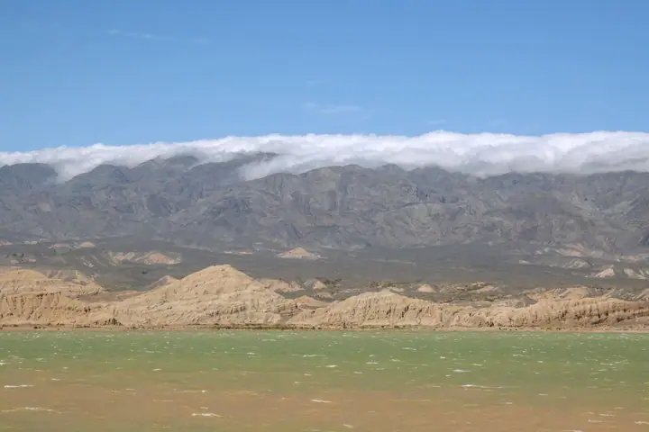 Vista del embalse con el cordón de montañas de San Juan