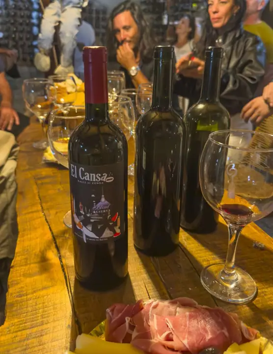 Mesa compartida con vinos durante un viaje de Lagos