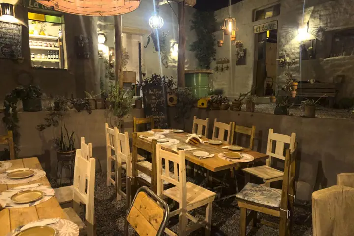 Comedor preparado para la cena del grupo