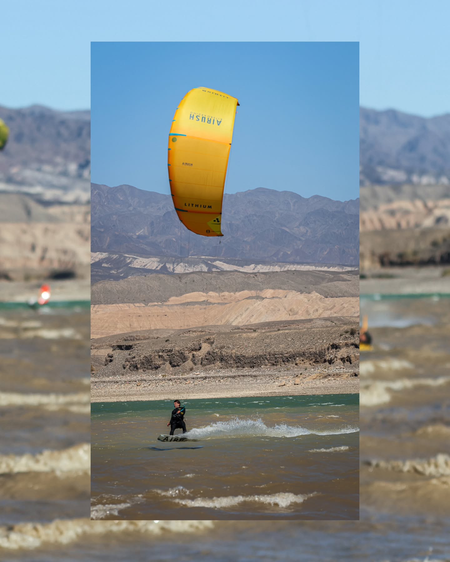 Kite Airush Lithium navegando frente a las montañas de Cuesta del Viento