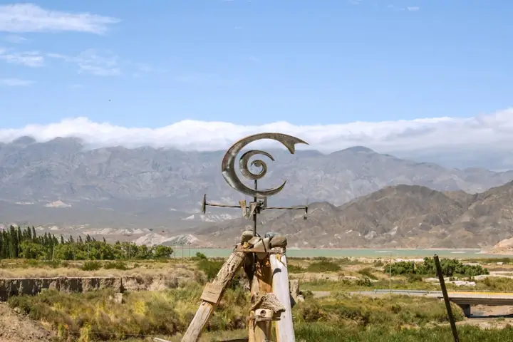 Escultura de viento junto al embalse en el camino