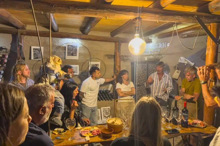 Encuentro y charla alrededor de la mesa larga