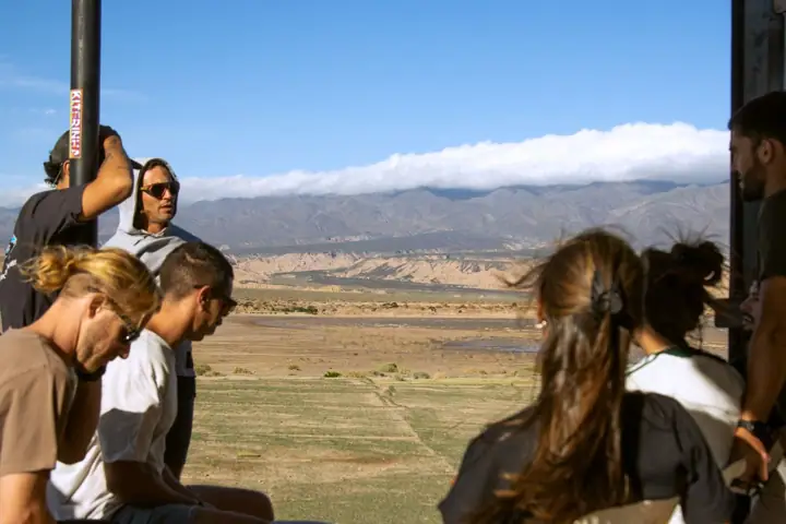 Grupo mirando el paisaje durante el viaje