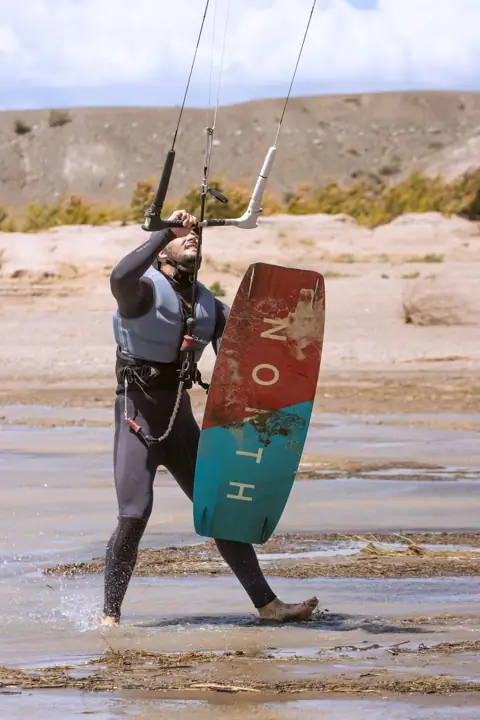 Tabla de kite lista para entrar al agua