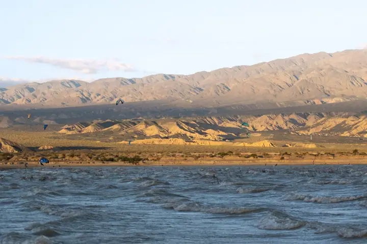 Cordón montañoso y agua del embalse al atardecer