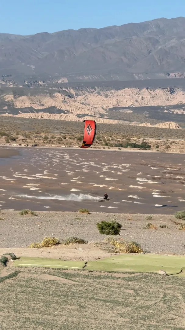Cuando casi me salgo del lago por la hinchada de la banda de @lagoskitesurf 🤘🏽